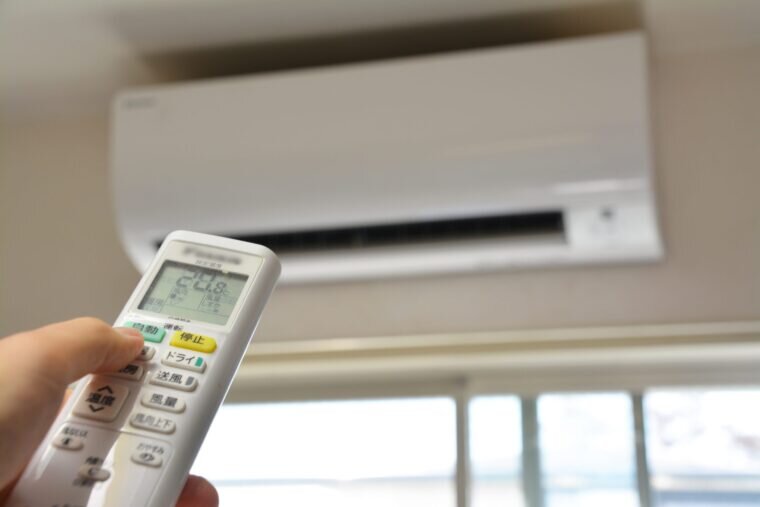 夏の冷房で身体が冷える？オフィスでできる「冷房冷え」対策と肩こり・むくみケア